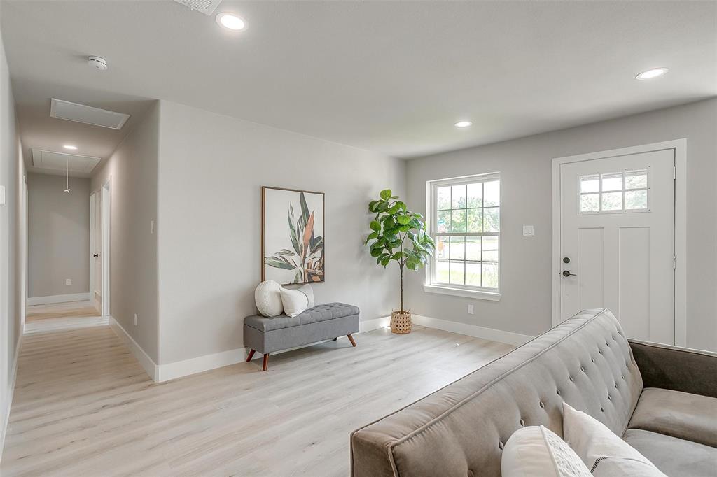 400 NW Jayellen Avenue