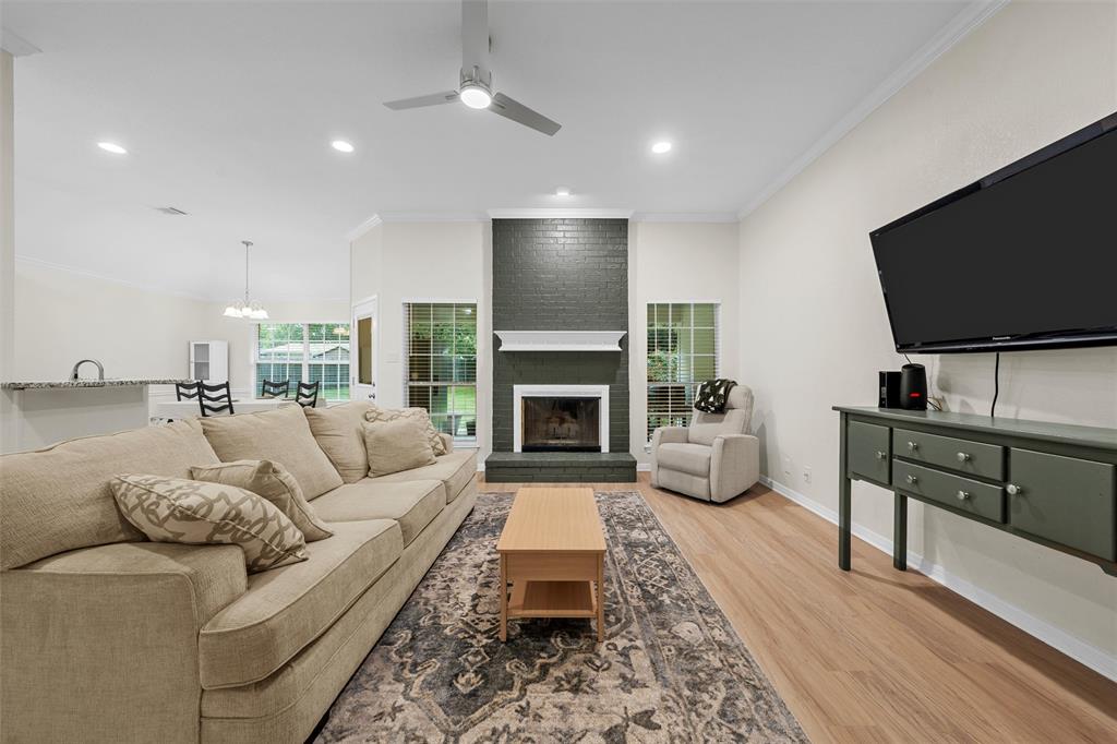 209 W Karnes Drive