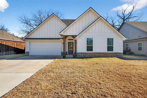 Photo of 627 N Preston Avenue, Van Alstyne, TX 75495 (MLS # 21130642)
