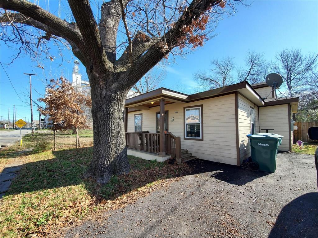 Photo 1 of 9 — 304 E King Street, Sherman, TX 75090
