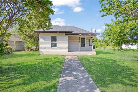 Photo of 407 E Bonham Street, Tom Bean, TX 75491 (MLS # 21244908)