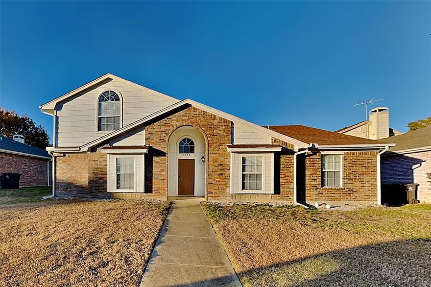 Charming 5 bed, 3  bath 2,105 sq ft home in Arlington! Open kitchen concept with updated counters. Primary suite with attached bathroom. Spacious backyard, great for gatherings! Pets accepted on a case by case basis. Additional admin fees apply. The Fireplace is decorative. Schedule your showing today! This home is as-is.  
LEASE TERM:1-2 years

This home may be located within a Homeowners Association (HOA) community. If so, residents will be responsible for adhering to all HOA rules and regulations. Please contact your agent or landlord's agent for more information.