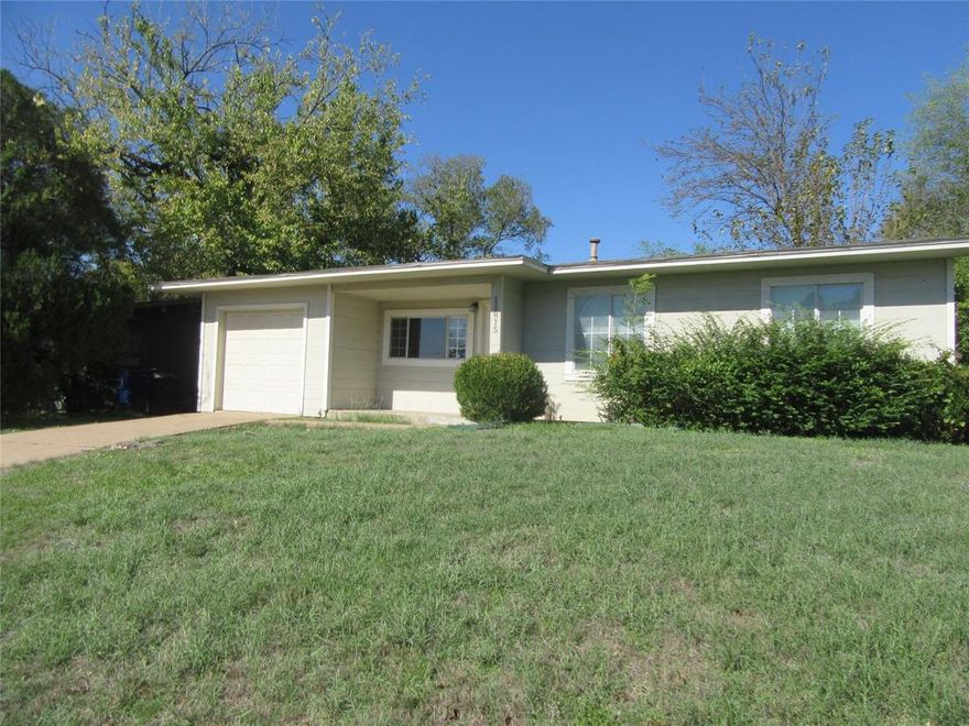 Great three bedroom home in Dallas located in the Hamilton Park. All electric. The kitchen comes with refrigerator (NOT WARRANTIED) Spacious bedrooms. Pets allowed with owner approval. $750 for one pet. $500 for one. Richardson ISD.