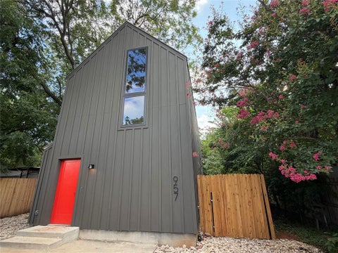 Photo of 957 Woods Avenue, Fort Worth, TX 76102 (MLS # 21328994)