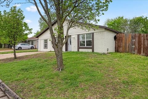 Photo of 1306 Eagle Pass Dr, Garland, TX 75040 (MLS # 21223419)