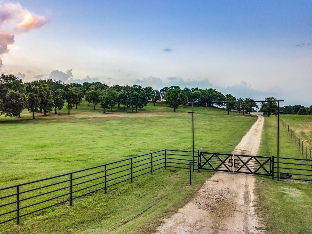 Photo of 248 Howard Road, Valley View, TX 76272 (MLS # 21208460)