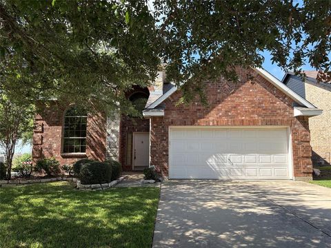 Photo of 10701 Ambling Trail, Fort Worth, TX 76108 (MLS # 21302176)