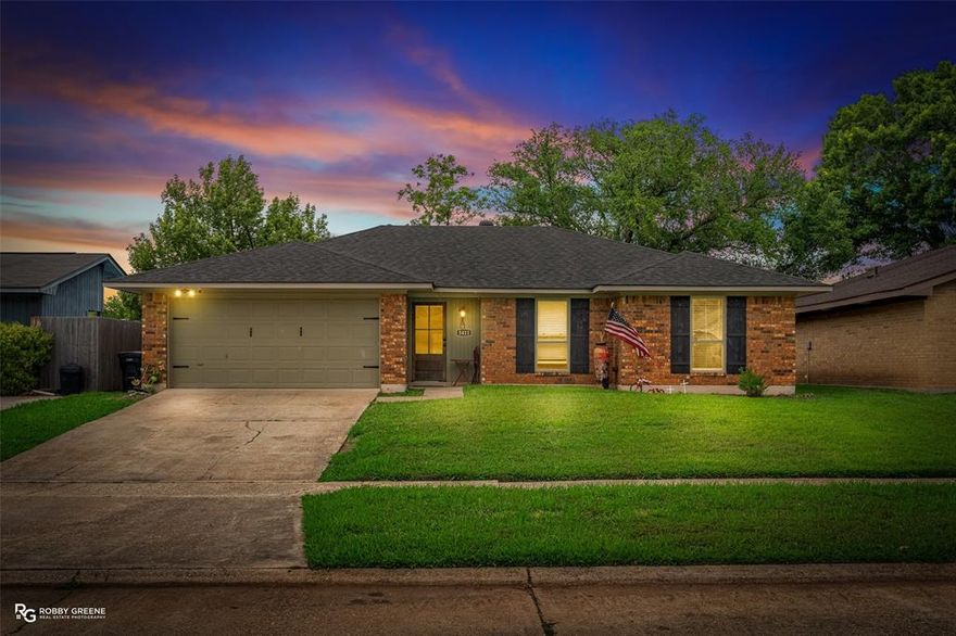 Welcome to a home that truly checks every box—and then some. Nestled in one of Bossier City’s most desirable and well-established neighborhoods, this beautifully maintained 4-bedroom, 3-bathroom residence offers the perfect blend of comfort, space, and convenience.
Step inside and you’ll immediately feel the warmth of a thoughtfully designed layout.
The primary suite is a true retreat, featuring a walk-in closet you’ll absolutely fall in love with—designed to give you all the space you’ve been dreaming of. Each additional bedroom offers flexibility for family, guests, or even a home office.
Outside, enjoy a peaceful setting in a prestigious neighborhood known for its charm and curb appeal—while still being just minutes from shopping, dining, schools, and everything Bossier City has to offer.
?? Location. Space. Lifestyle. This home has it all.
Homes like this don’t stay on the market long—schedule your private showing today!