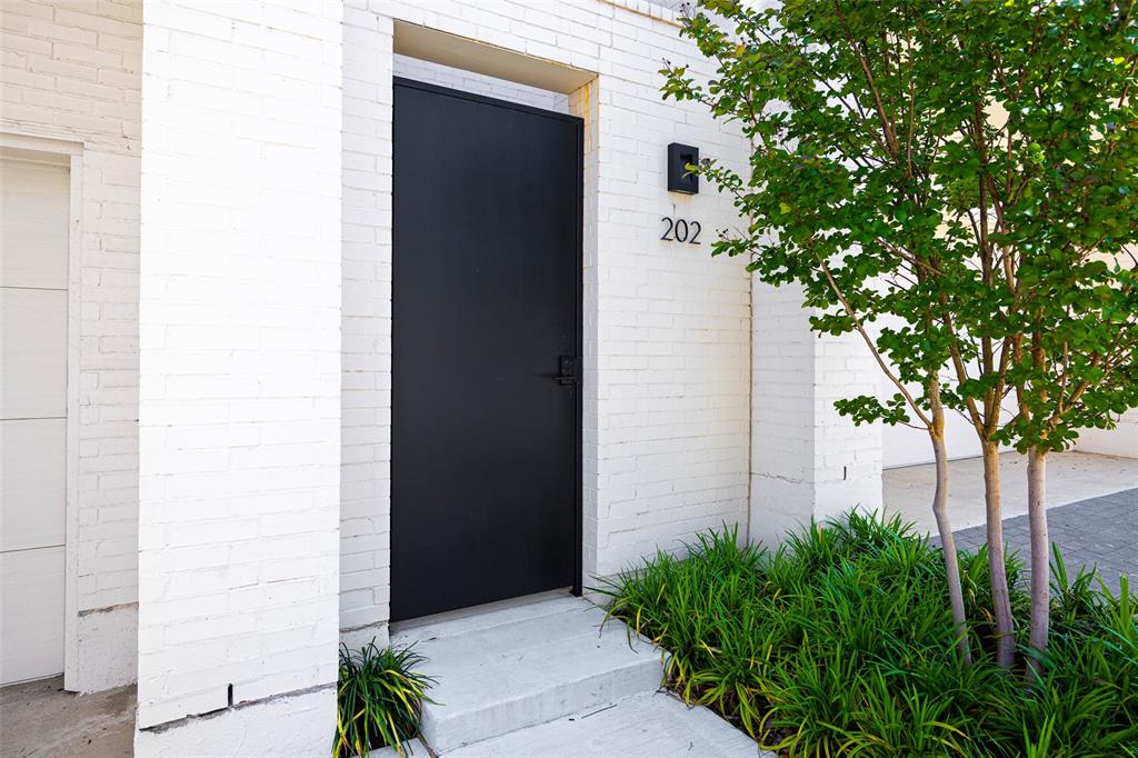 610 N Oak Cliff Boulevard 204