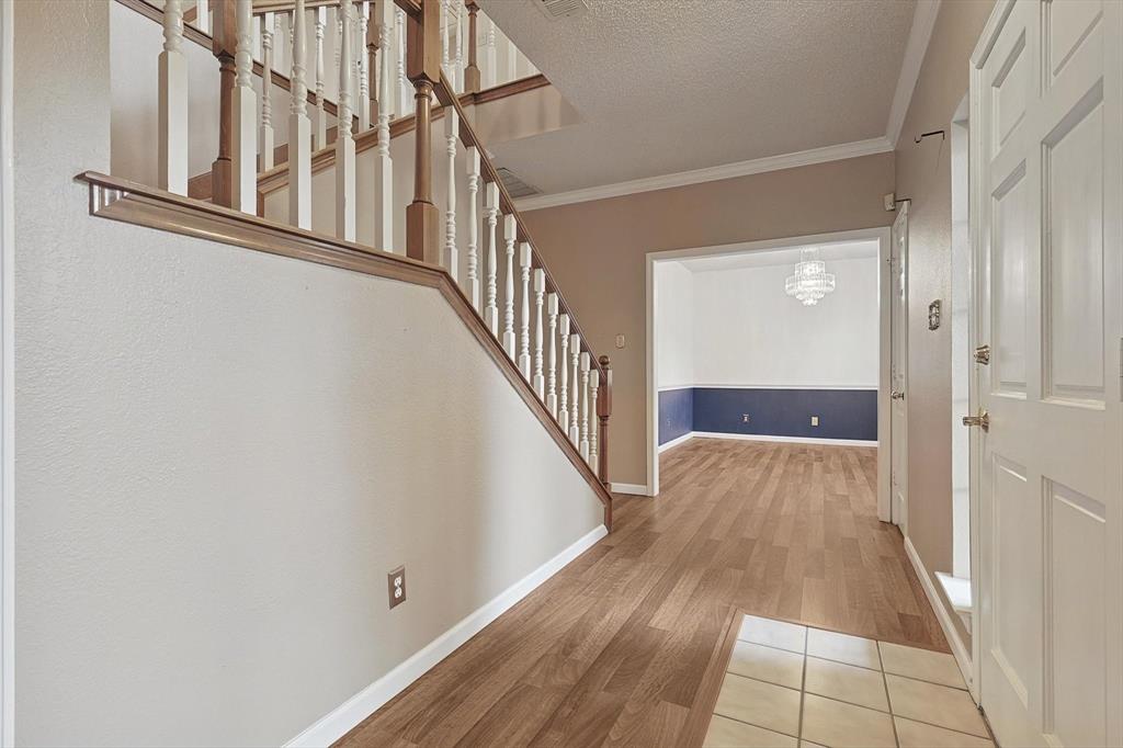 541 Meadowood Lane