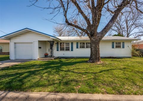 Photo of 521 N Columbia Street, Stephenville, TX 76401 (MLS # 21206417)
