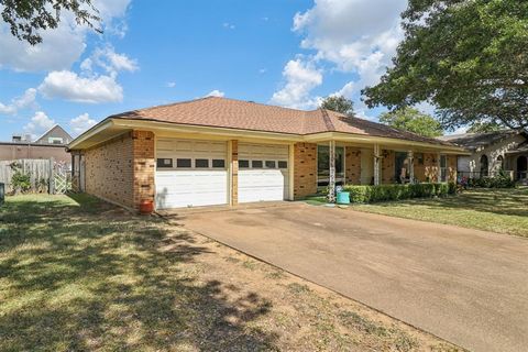 2105 Briarwood Boulevard Arlington TX 76013