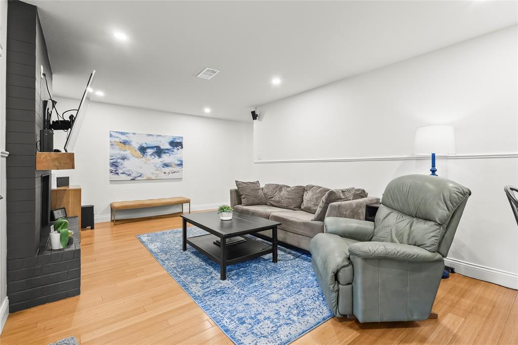 4112 Selkirk Drive W