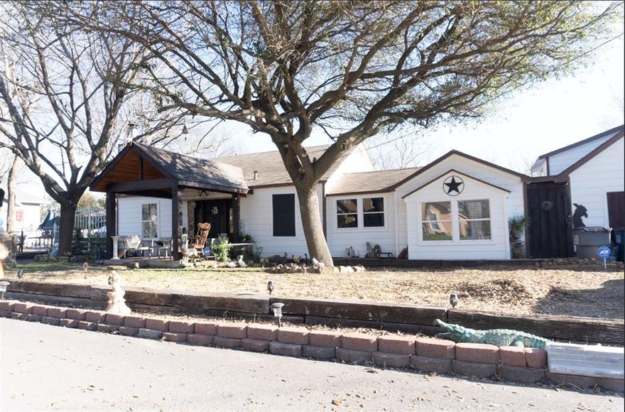 Large and unique home is just minutes from Downtown and offers loads of space and potential. Great opportunity for customizing the property to fit any vision. Large 5 bedrooms space makes great for hosting family and friends.