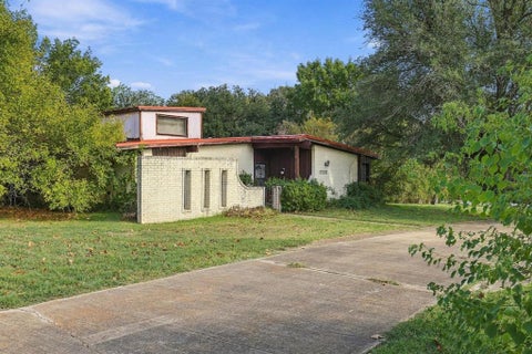 Photo of 5501 Camino Dos Lagos Drive, Sherman, TX 75090 (MLS # 21400926)
