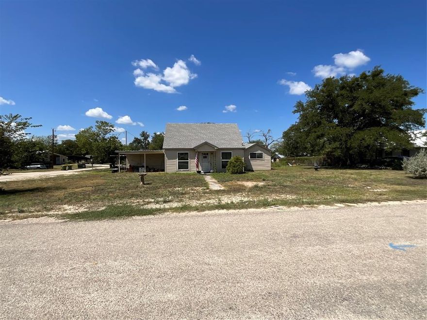 ATTENTION INVESTORS!!!!
3-2 frame home on corner lot ion nice neighborhood.  Would make great rental or flip property.  Can be bought in together with property located 605 Kirk St Hico, Tx