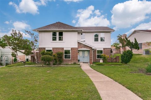 Photo of 3304 Castle Drive, Plano, TX 75074 (MLS # 21229148)