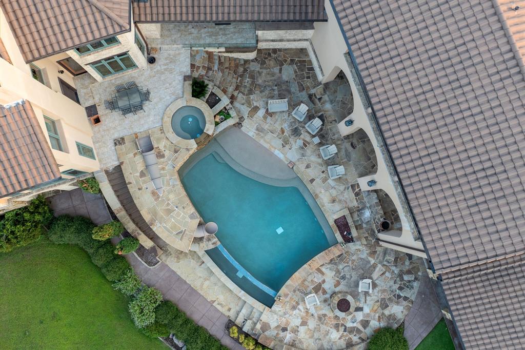 8 Meadowlake Drive