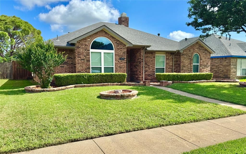 Photo of 629 Yosemite Trail, Mesquite, TX 75149 (MLS # 21096248)