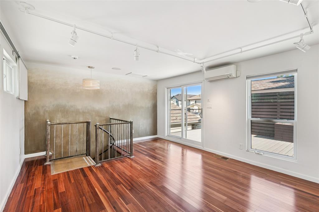 Bowser Twnhms 4102 - Residential