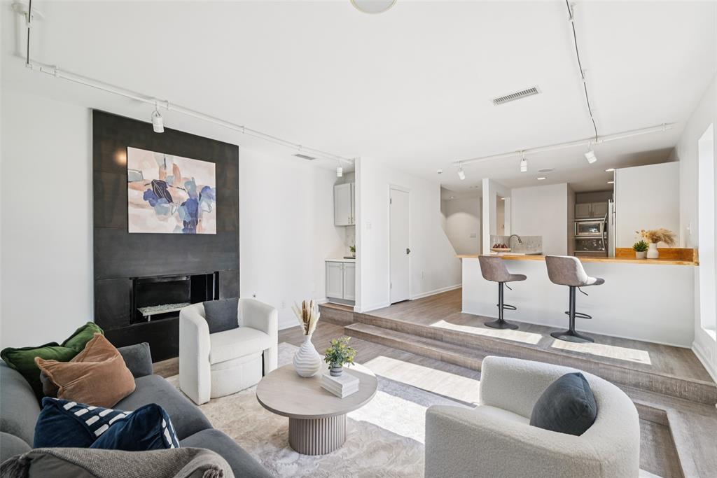 Bowser Twnhms 4102 - Residential