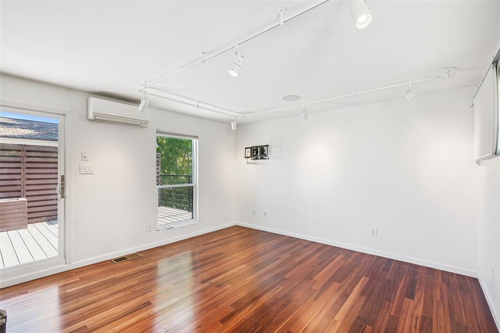 Bowser Twnhms 4102 - Residential