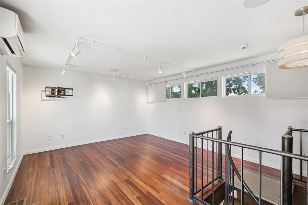 Bowser Twnhms 4102 - Residential