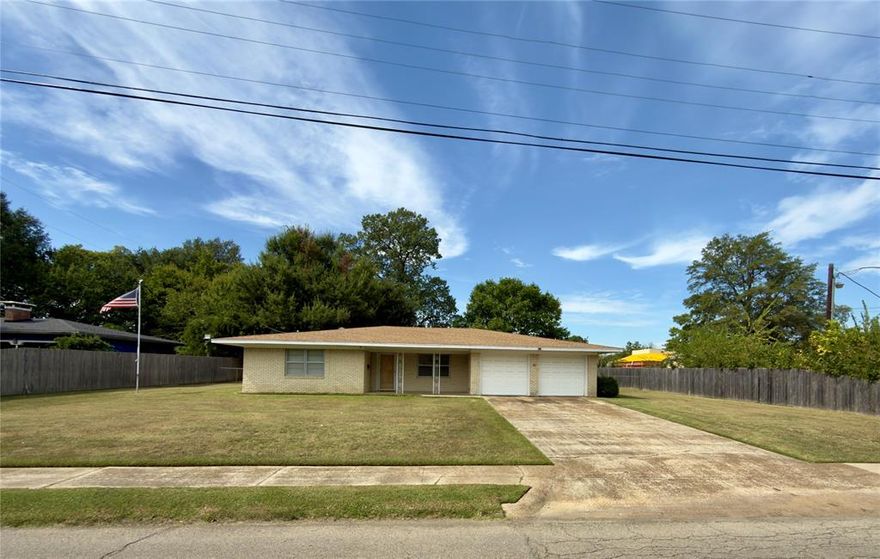 Comfortable 3 bedroom 2 bath brick home with easy access to main roads in Paris. The double car garage and large driveway provides plenty of parking while the spacious backyard gives a wonderful area to entertain friends and family.