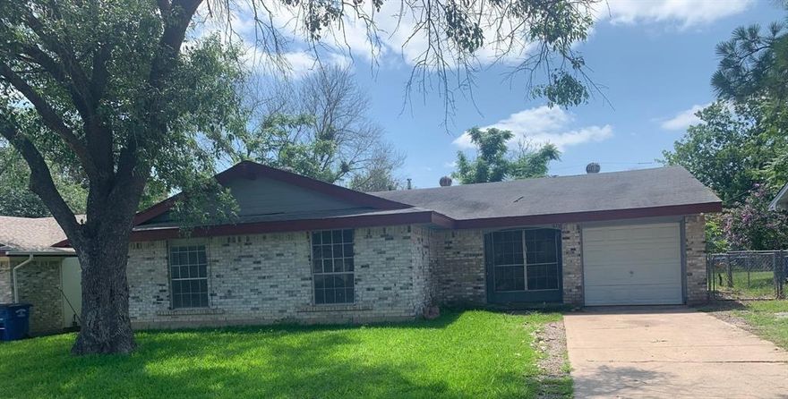 Spacious and updated, this 4 bedroom, 2 bathroom home offers approximately 1,250 sq ft of comfortable living in the heart of Southeast Dallas at 679 Edgeglen Dr. Located in the Pleasant Grove area, you’ll enjoy easy access to major roads, neighborhood parks, schools, and everyday conveniences.

Inside, the home’s functional layout provides plenty of room for families, roommates, or anyone needing extra space for a home office or guest room. With four true bedrooms and two full baths, it’s a rare find at this size and price point in the area.

Set in an established residential neighborhood, this single-family property gives you more privacy than an apartment while still keeping you close to everything Dallas has to offer. Whether you’re just starting out or looking to upsize, 679 Edgeglen Dr is a solid choice for your next rental home.