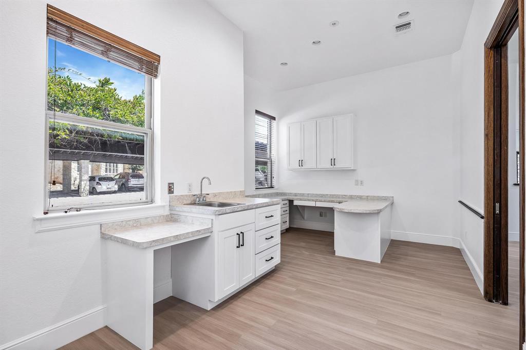 HALL, LBG #686 Add - Commercial Sale