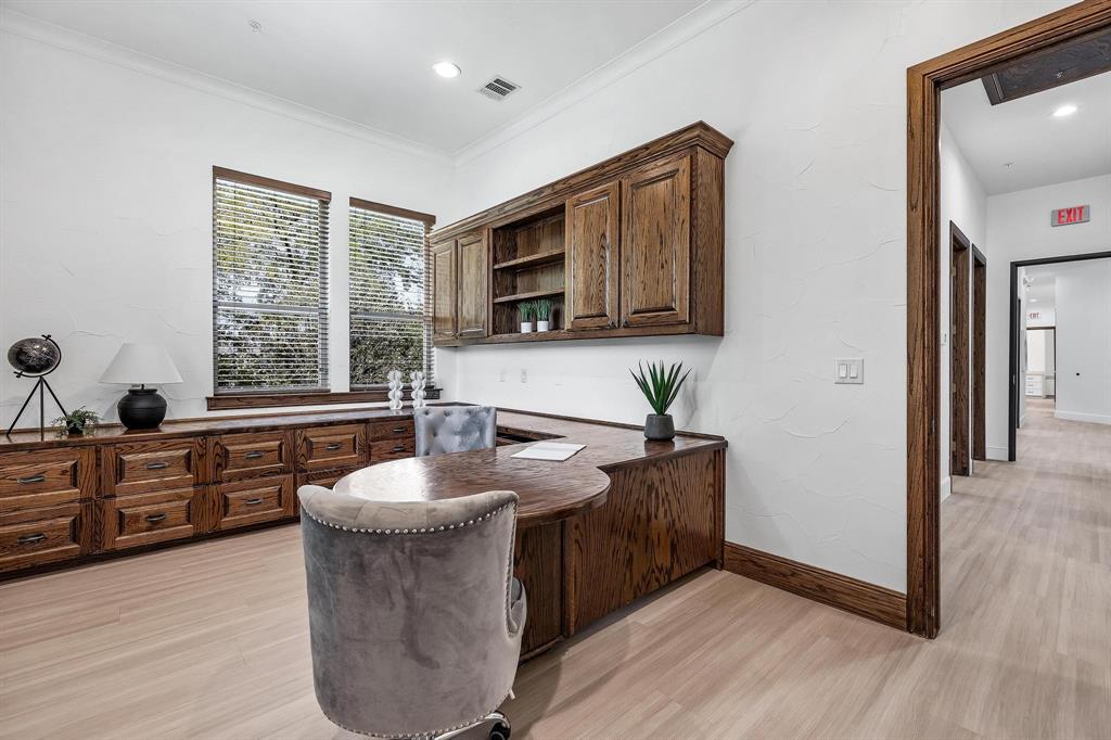 HALL, LBG #686 Add - Commercial Sale