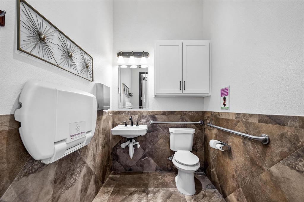 HALL, LBG #686 Add - Commercial Sale