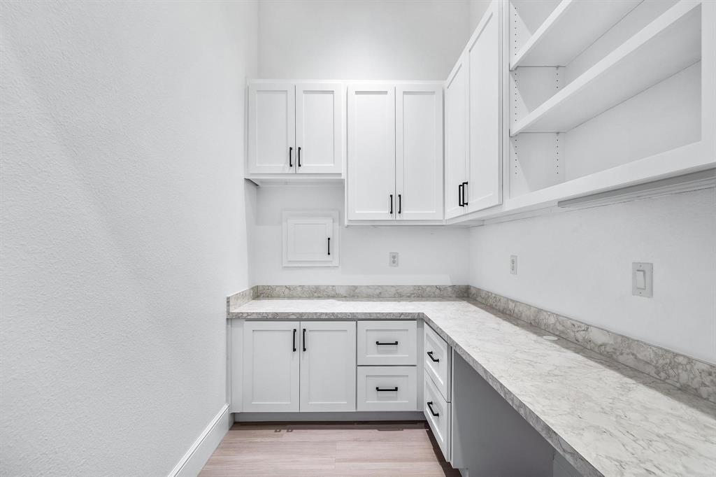 HALL, LBG #686 Add - Commercial Sale