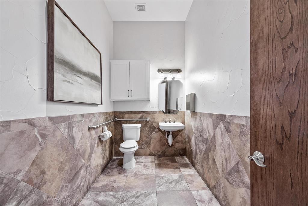 HALL, LBG #686 Add - Commercial Sale