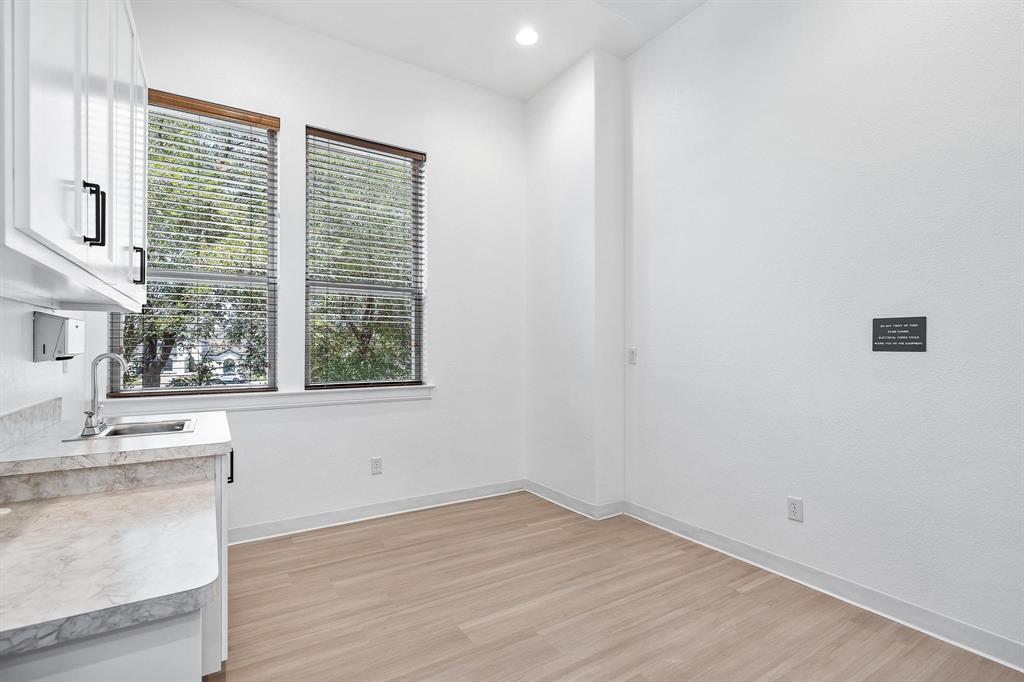 HALL, LBG #686 Add - Commercial Sale