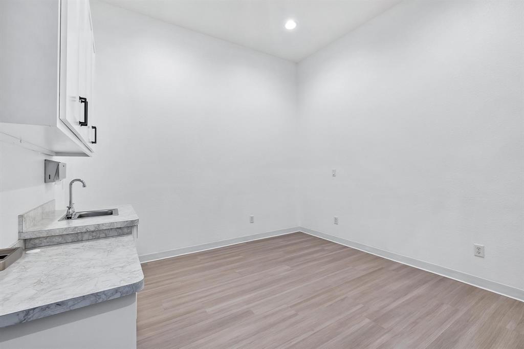 HALL, LBG #686 Add - Commercial Sale