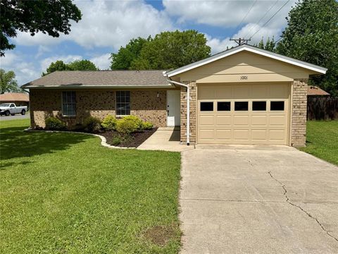 Photo of 1001 Parkwood Court, Gainesville, TX 76240 (MLS # 21243979)