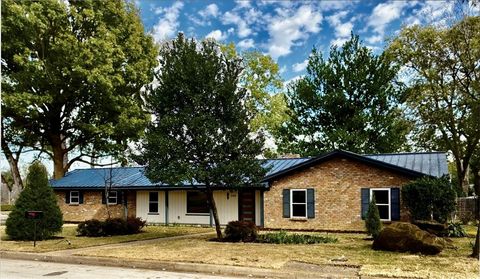 Photo of 305 Bluebonnet Drive, Grapevine, TX 76051 (MLS # 21185041)