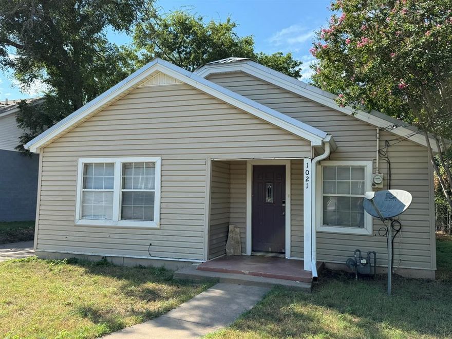 Welcome to your new home in the heart of Stephenville! This well-maintained 3 bedroom, 1 bathroom house offers comfort, convenience, and plenty of space. Located in a quiet neighborhood, this home is just minutes from local schools, shopping, and Tarleton State University. Enjoy the ease of having all major appliances provided and the peace of mind of a fenced yard.