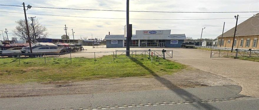 29,700 sq ft flex space on approximately 8.4 acres. The primary building on site is approximately 23,560 sq ft of showroom space and 6,200 sq ft of warehouse space. Property also consists of two 10,000 sq ft metal storage structures. With frontage on Hwy 80, this property has excellent exposure and easy access to I20 West.
5- 14X16 overhead doors
16-20ft ceiling heights
2- loading docks