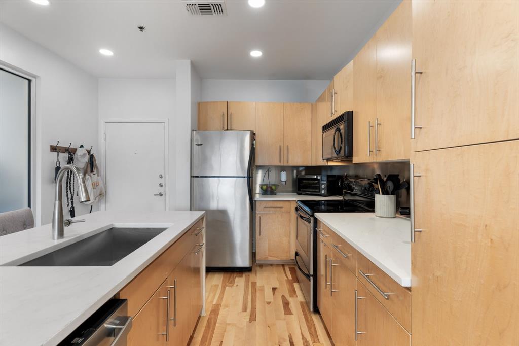 4111 Gilbert Avenue 215