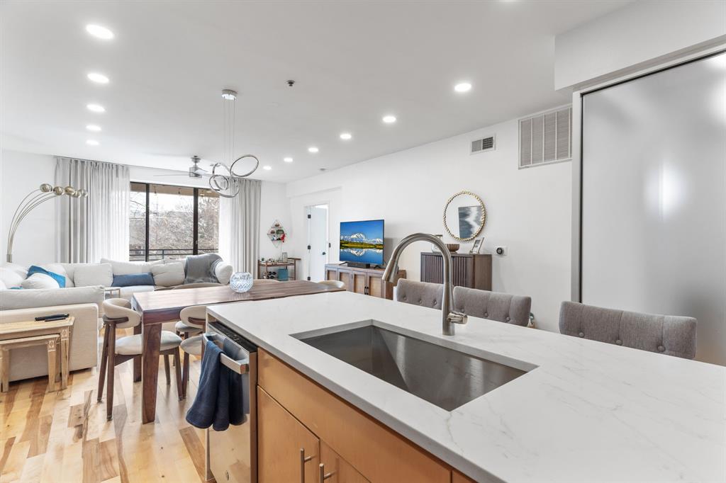 4111 Gilbert Avenue 215