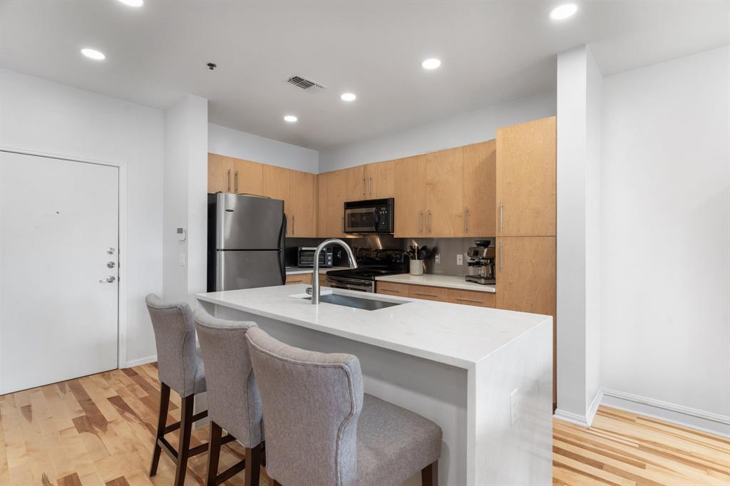 4111 Gilbert Avenue 215