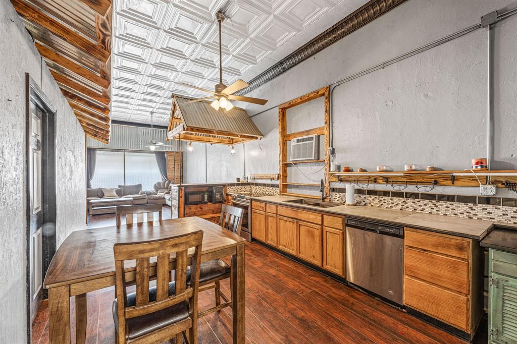 Orig Deleon - Commercial Sale