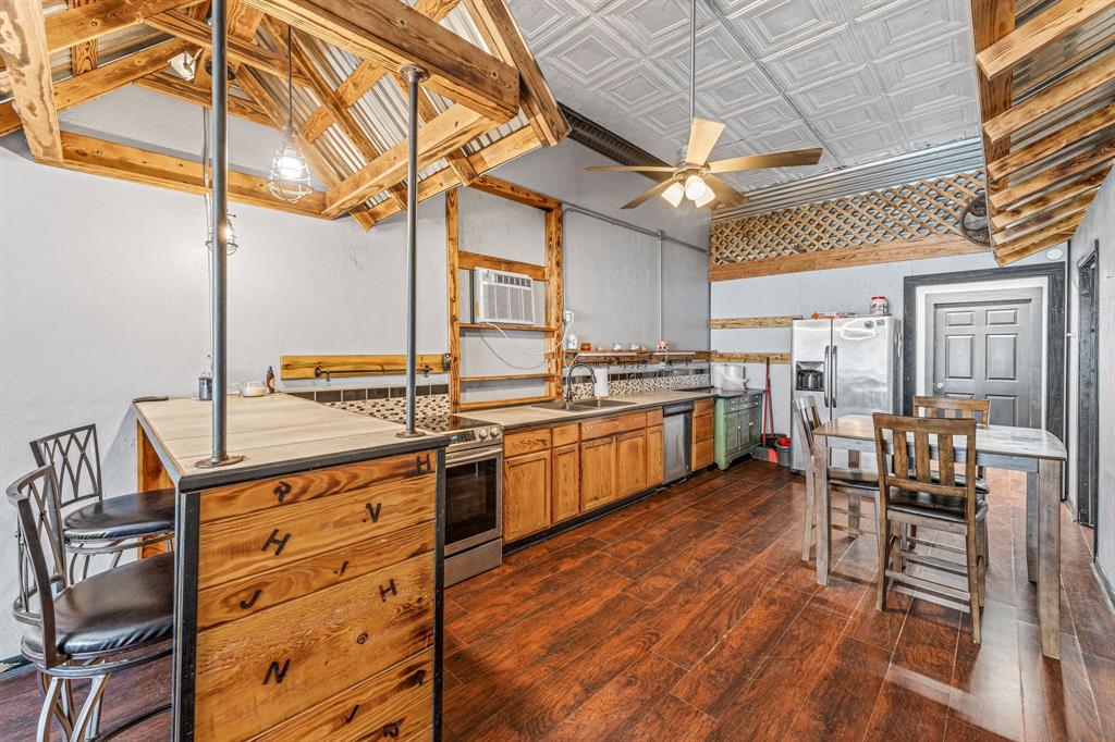 Orig Deleon - Commercial Sale