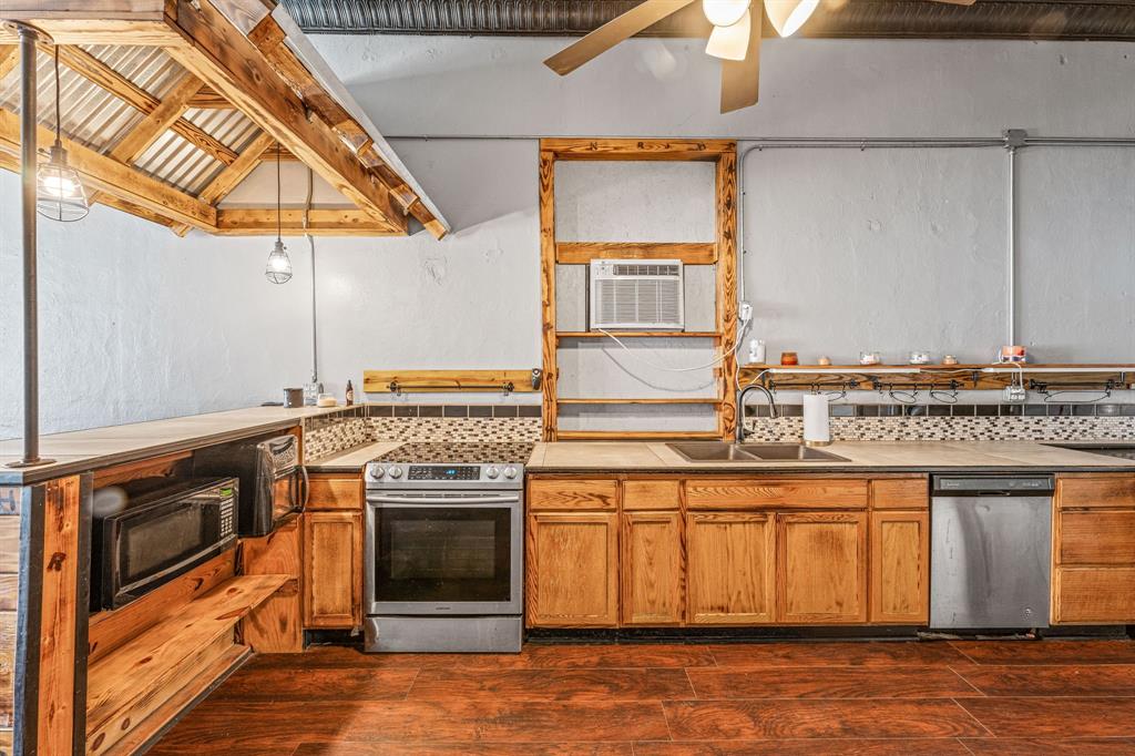 Orig Deleon - Commercial Sale