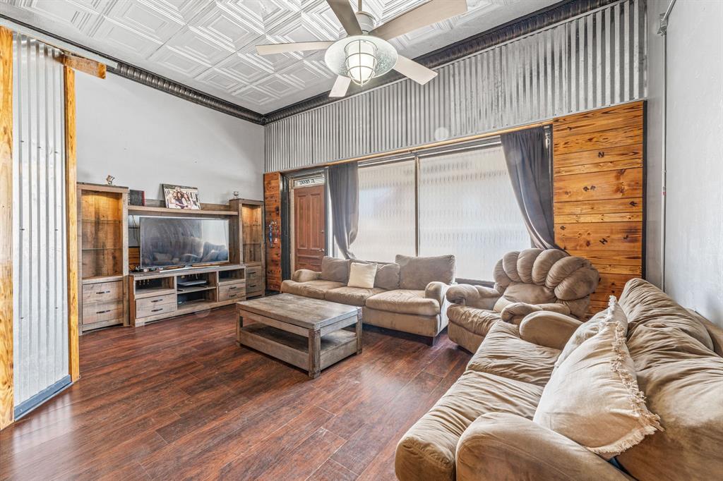 Orig Deleon - Commercial Sale