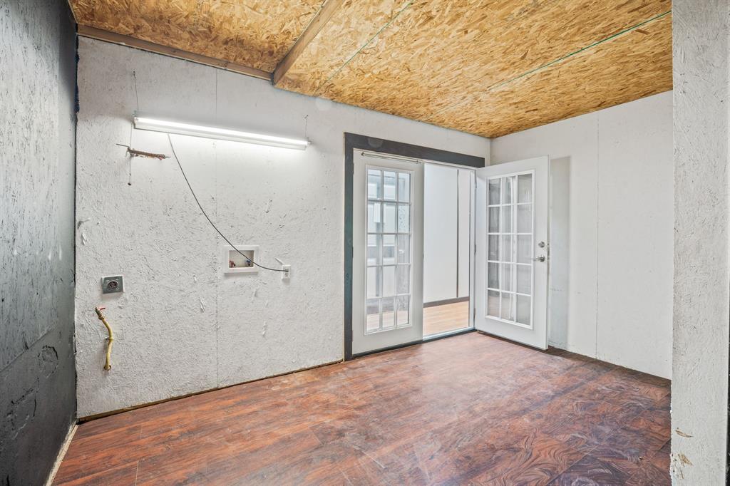 Orig Deleon - Commercial Sale