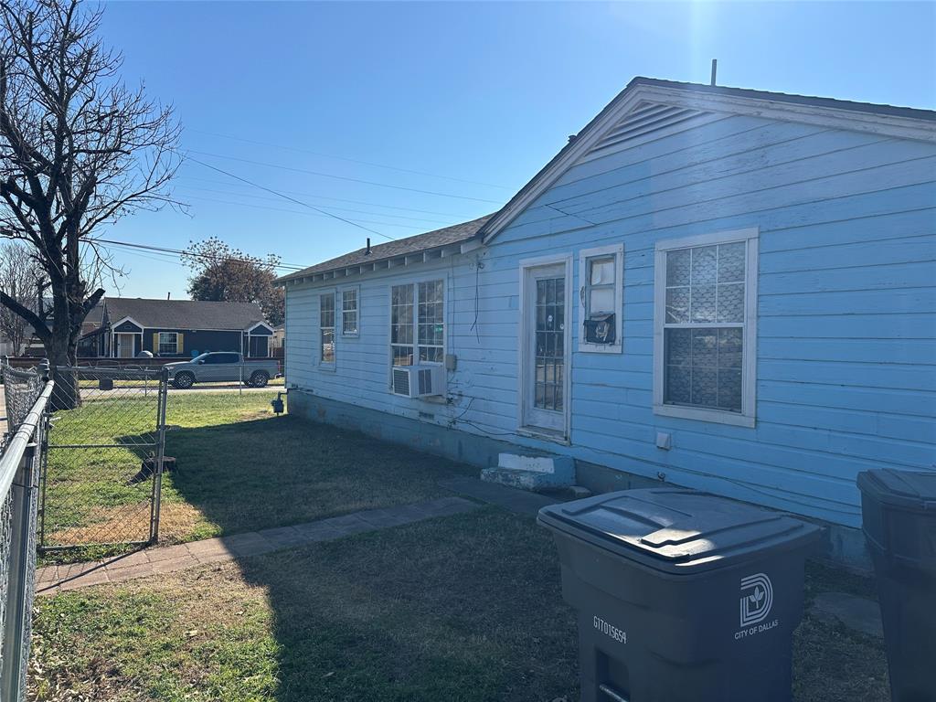 1821 N Winnetka Avenue