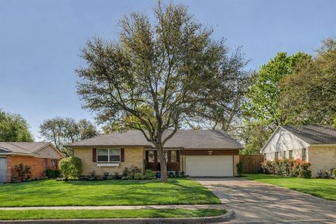 Photo of 10904 Wyatt Street, Dallas, TX 75218 (MLS # 21216618)